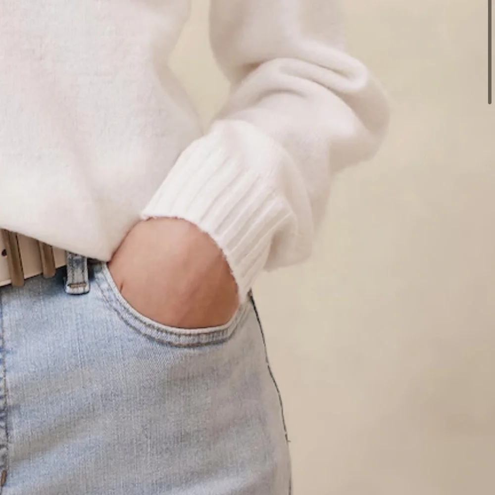 NWT Banana Republic Cozy Alpaca V Neck Sweater in White size Small - Picture 2 of 14